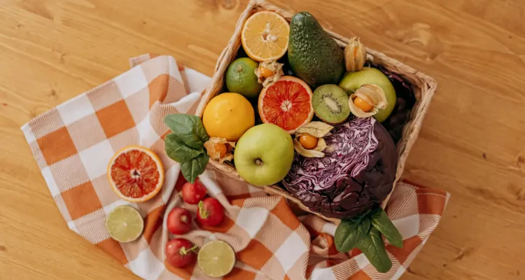 Ilustrasi buah-buahan yang mengandung vitamin C. &copy; Mikhail Nilov/Pexels.com