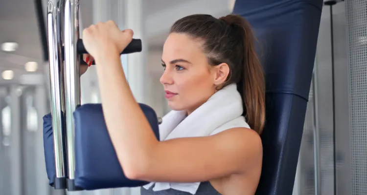 Ilustrasi olahraga menggunakan treadmill di tempat fitnes. &copy; Andrea Piacquadio/Pexels.com