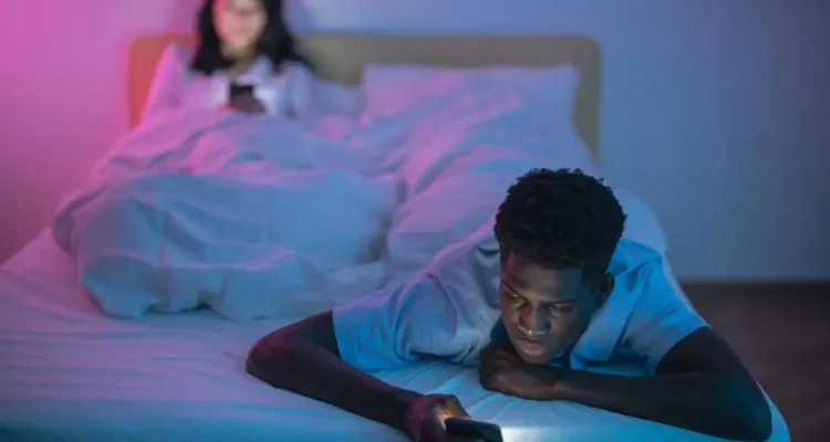 Ilustrasi menggunakan handphone sebelum tidur. &copy; Cottonbro Studio/Pexels.com