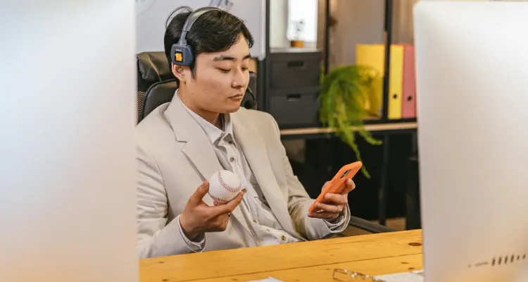 Ilustrasi olahraga di kantor. &copy; Antoni Shkraba/Pexels.com