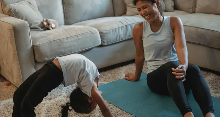 Ilustrasi olahraga keluarga di rumah. &copy; Kamaji Ogina/Pexels.com