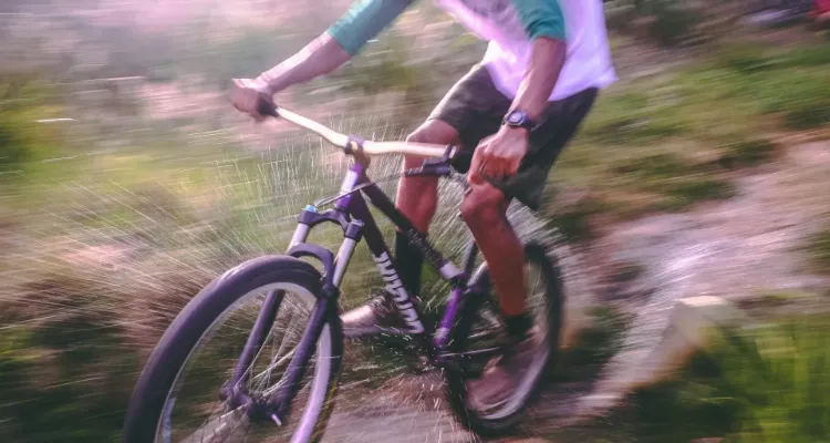 Ilustrasi olahraga sepeda gunung downhill. &copy; Darcy Lawrey/Pexels.com